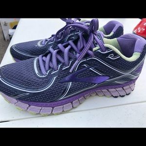 Brooks Sz 8s woman’s